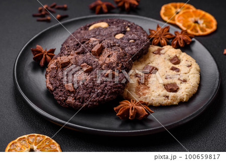 Delicious fresh crispy oatmeal cookies with chocolate and nuts 100659817