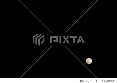 北杜市白州町、夜空に浮かぶ月齢13.8の小望月(位置:右下) 北杜市白州町、夜空に浮かぶ月齢13.8の小望月(位置:右下) 100660042