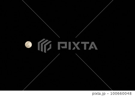 北杜市白州町、夜空に浮かぶ月齢13.8の小望月(位置:左中) 北杜市白州町、夜空に浮かぶ月齢13.8の小望月(位置:左中) 100660048