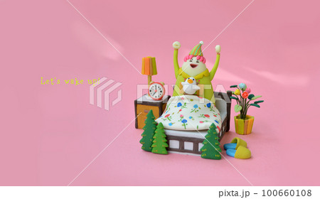 春の日射しで目覚め、ベッドで起きて伸びをする　クレイアート 100660108