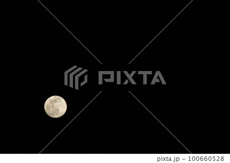 北杜市白州町、夜空に浮かぶ月齢13.8の小望月(位置:左下) 北杜市白州町、夜空に浮かぶ月齢13.8の小望月(位置:左下) 100660528