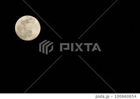 北杜市白州町、夜空に浮かぶ月齢13.8の小望月（位置：左上） 100660654