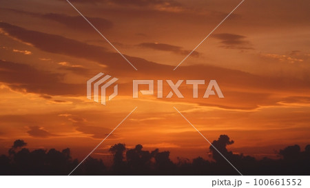 多様な雲がオレンジ色に夕焼けした空・春・望遠・空のみ・230312pm 多様な雲がオレンジ色に夕焼けした空・春・望遠・空のみ・230312pm 100661552