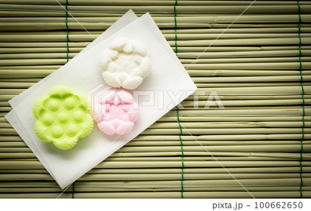 お盆で敷く真菰と盆菓子　御供菓子　和菓子　干菓子　落雁　まこも　お盆　ゴザ　背景素材 100662650