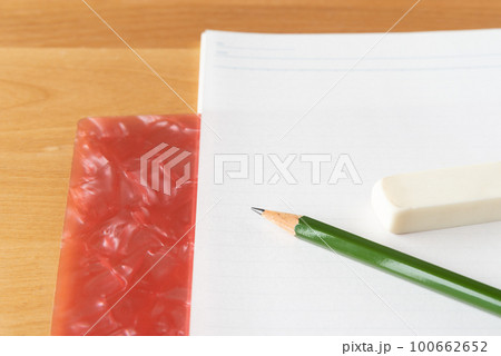 セルロイド製の下敷きとノート　文房具 100662652