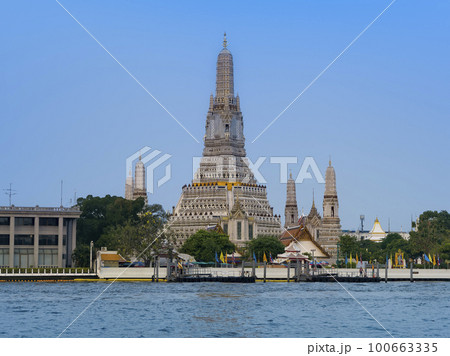 バンコク 朝方のワットアルン / Wat Arun, Bangkok, Thailand バンコク 朝方のワットアルン / Wat Arun, Bangkok, Thailand 100663335