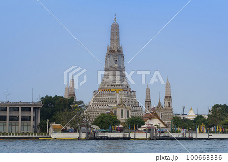 バンコク 朝方のワットアルン / Wat Arun, Bangkok, Thailand バンコク 朝方のワットアルン / Wat Arun, Bangkok, Thailand 100663336