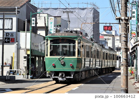 江ノ島駅、腰越駅間を走行する江ノ電電車 100663412