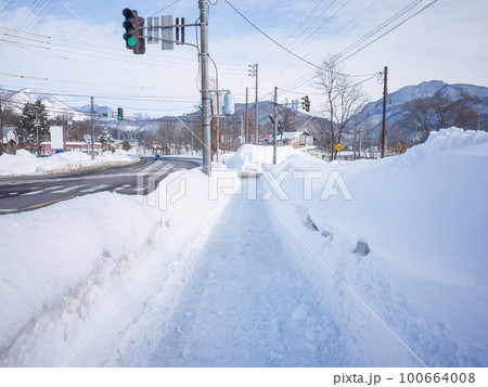 【日本】新潟、除雪された歩道とその両側の積雪 【日本】新潟、除雪された歩道とその両側の積雪 100664008