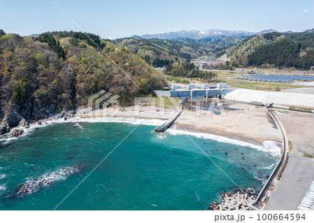 空撮「岩手県」宮古市田老 田老地区を囲む巨大防潮堤 空撮「岩手県」宮古市田老 田老地区を囲む巨大防潮堤 100664594