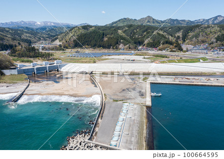 空撮「岩手県」宮古市田老 田老地区を囲む巨大防潮堤 空撮「岩手県」宮古市田老 田老地区を囲む巨大防潮堤 100664595