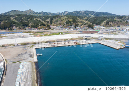 空撮「岩手県」宮古市田老　田老地区を囲む巨大防潮堤 100664596