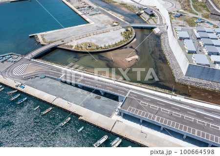 空撮「岩手県」宮古市田老　田老地区を囲む巨大防潮堤 100664598
