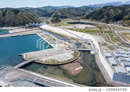 空撮「岩手県」宮古市田老 田老地区を囲む巨大防潮堤 空撮「岩手県」宮古市田老 田老地区を囲む巨大防潮堤 100664599