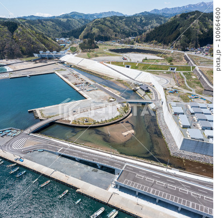 空撮「岩手県」宮古市田老 田老地区を囲む巨大防潮堤 空撮「岩手県」宮古市田老 田老地区を囲む巨大防潮堤 100664600