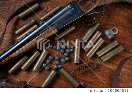 Antique 16-gauge break-action smooth-bored shotgun with brass cases and accessories for cartridge reloading. 100664611