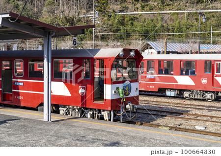 大井川鐵道井川線　千頭駅に停車中のトロッコ列車 100664830