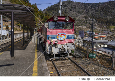 大井川鐵道井川線　接岨峡温泉駅に停車中のトロッコ列車 100664981