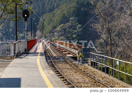 大井川鐵道井川線 奥大井湖上駅から見る線路 大井川鐵道井川線 奥大井湖上駅から見る線路 100664999