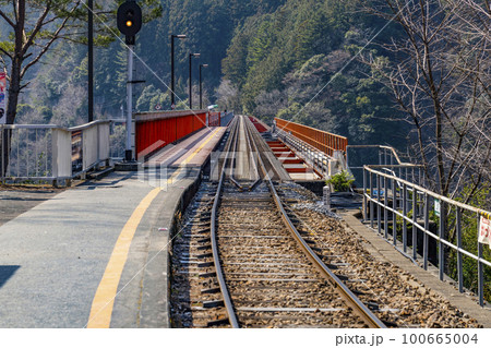 大井川鐵道井川線 奥大井湖上駅から見る線路 大井川鐵道井川線 奥大井湖上駅から見る線路 100665004
