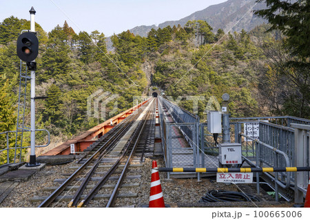 大井川鐵道井川線 鉄橋(レインボーブリッジ)と遊歩道 大井川鐵道井川線 鉄橋(レインボーブリッジ)と遊歩道 100665006
