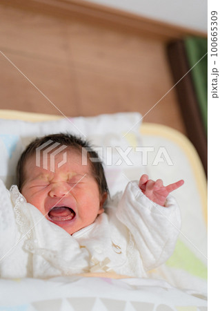 新生児 生後0ヶ月 赤ちゃん 新生児 生後0ヶ月 赤ちゃん 100665309