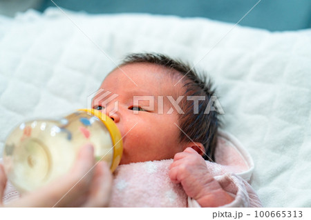 新生児 生後0ヶ月 赤ちゃん 新生児 生後0ヶ月 赤ちゃん 100665313