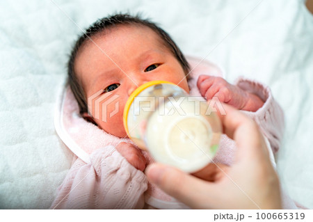 新生児 生後0ヶ月 赤ちゃん 新生児 生後0ヶ月 赤ちゃん 100665319