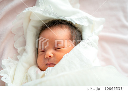 新生児　生後0ヶ月　赤ちゃん 100665334