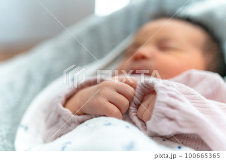 新生児　生後0ヶ月 赤ちゃん 100665365
