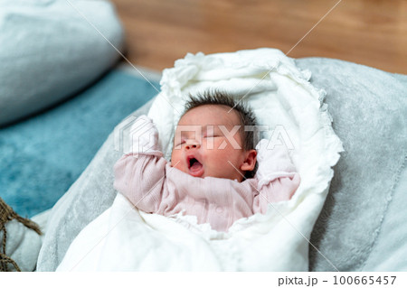 新生児　生後0ヶ月 赤ちゃん 100665457