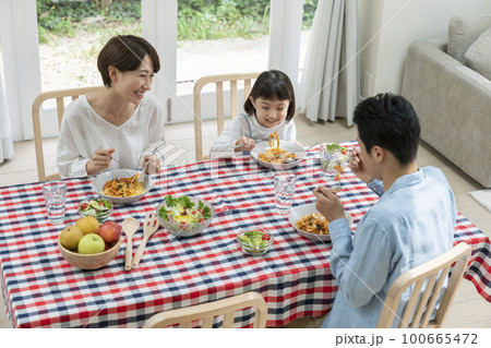 若い家族 食事 イメージ 若い家族 食事 イメージ 100665472