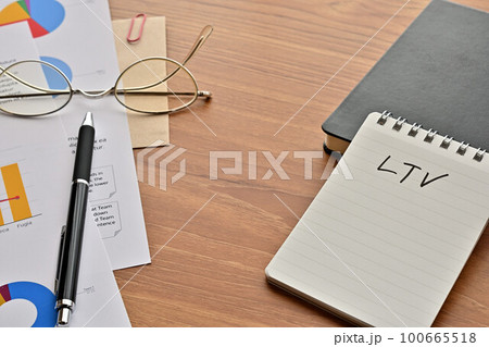 LTVと書かれたノートのあるデスク LTVと書かれたノートのあるデスク 100665518