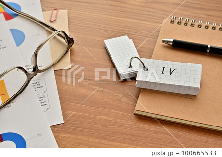 IVと書かれた単語帳のあるデスク 100665533