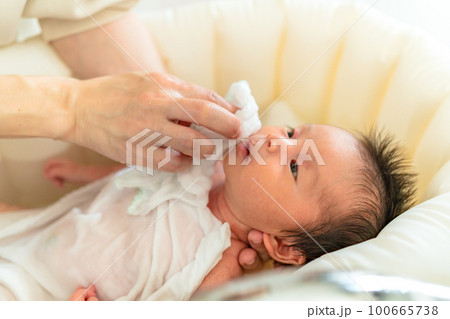 沐浴　赤ちゃん　お風呂　新生児 100665738