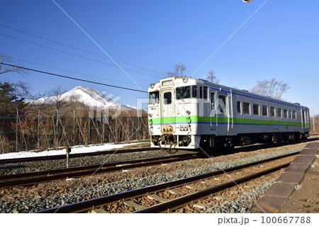 早春の北海道森町JR渡島当別駅を通過する普通列車の風景を撮影 100667788
