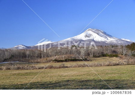 早春の北海道鹿部町から残雪の砂原岳東斜面の風景を撮影 100667836