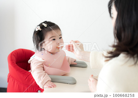 離乳食を食べる赤ちゃん 100668258