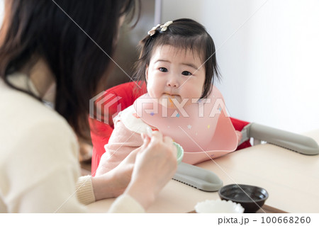離乳食を食べる赤ちゃん 100668260