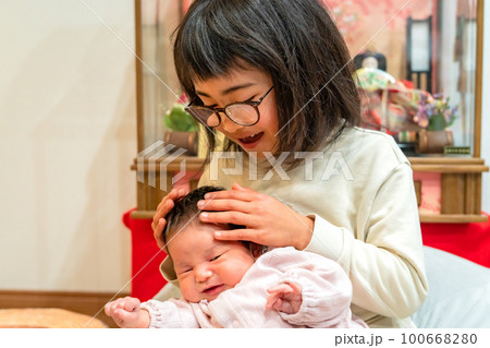 雛人形と赤ちゃん　初節句　ひな祭り 100668280