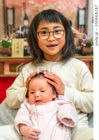 雛人形と赤ちゃん　初節句　ひな祭り 100668287