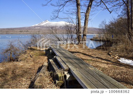 早春の北海道七飯町東大沼の風景を撮影 早春の北海道七飯町東大沼の風景を撮影 100668362