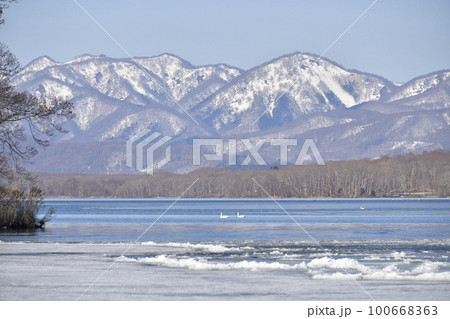 早春の北海道七飯町東大沼の風景を撮影 100668363