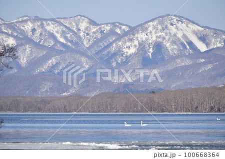 早春の北海道七飯町東大沼の風景を撮影 早春の北海道七飯町東大沼の風景を撮影 100668364