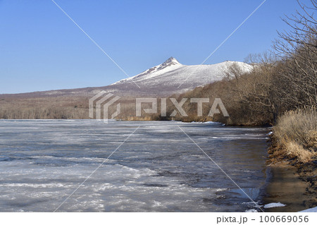 早春の七飯町東大沼で残雪の駒ヶ岳と溶け始めた氷の湖の風景を撮影 早春の七飯町東大沼で残雪の駒ヶ岳と溶け始めた氷の湖の風景を撮影 100669056