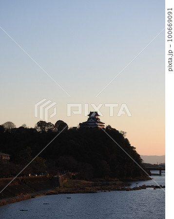 犬山城と木曽川 100669091