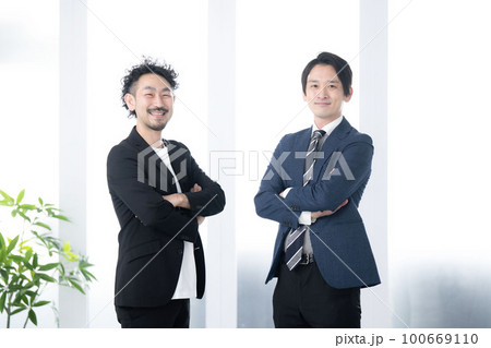 ビジネスで使いやすい男性チームのイメージ カメラ目線 ビジネスで使いやすい男性チームのイメージ カメラ目線 100669110