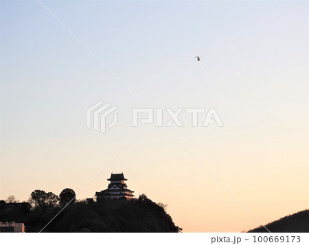 犬山城と木曽川 100669173