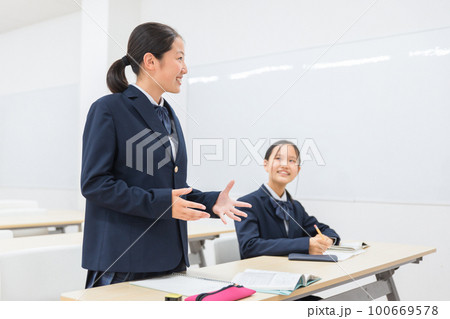 塾・学校の授業で積極的・自発的に発言する小学生・中学生・高校生の子供(活発・生徒会) 塾・学校の授業で積極的・自発的に発言する小学生・中学生・高校生の子供(活発・生徒会) 100669578