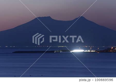 早春の北海道八雲町落部から朝焼けの駒ヶ岳と石倉漁港の風景を撮影 早春の北海道八雲町落部から朝焼けの駒ヶ岳と石倉漁港の風景を撮影 100669596